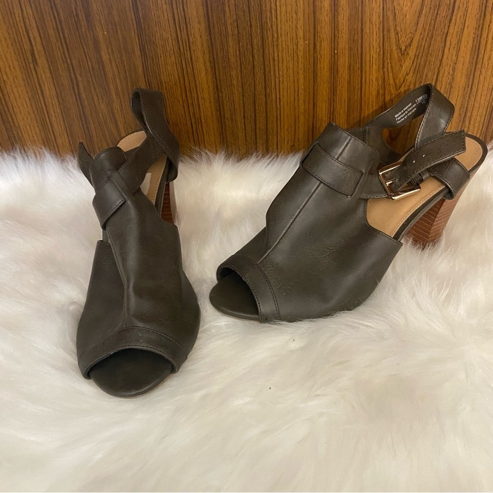 🛍️3/$30 BNWOT Fiona women’s open toed block heeled sandals in size 10